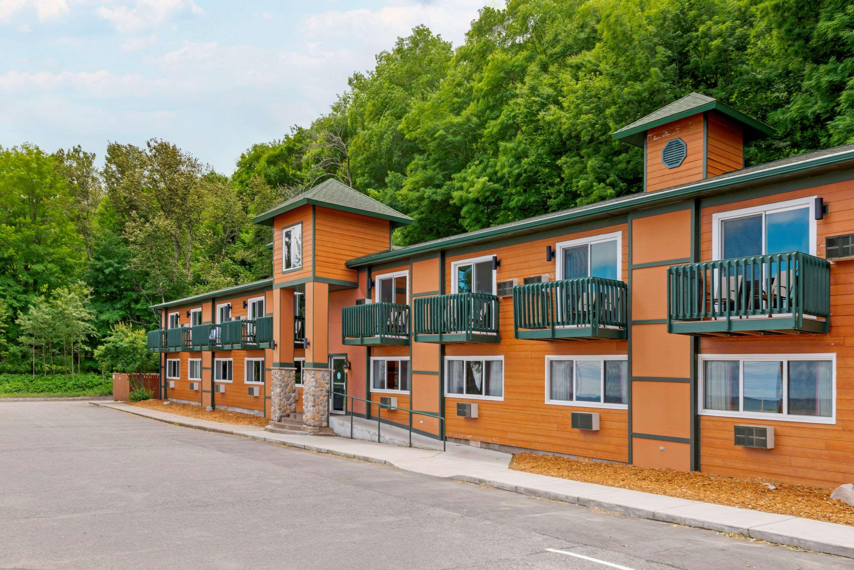 Econo Lodge Lakeview Маркетт Экстерьер фото